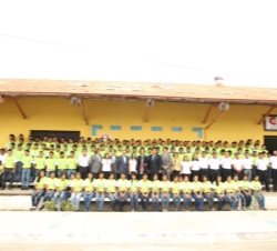 La Reina con los los alumnos, monitores y profesores de la Escuela Taller de Guatemala
